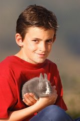 Enfant avec un lapin dans ses bras