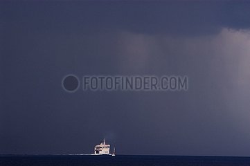 Bateau naviguant sous un ciel d'orage Mer Adriatique Croatie