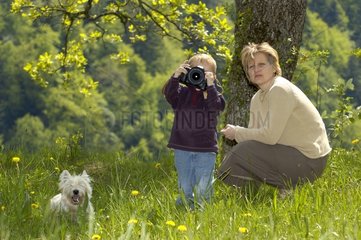 Enfant prenant des photos en famille au printemps