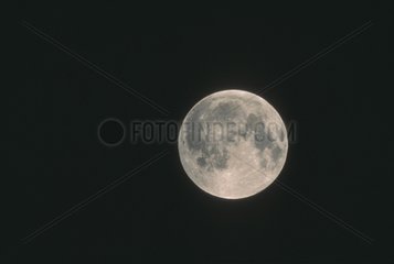 Début d'éclipse totale de Lune et premier contact de l'ombre