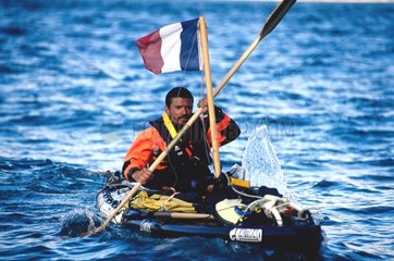 Pierre Vernay pagayant en kayak de mer contre le vent