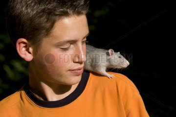 Junge mit einer Ratte domestiziert Frankreich