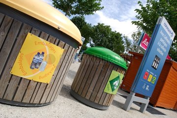 Containers pour le recyclage sur une aire de repos France
