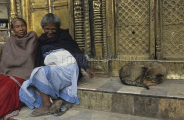 Schlafender Hund in der Nähe von zwei Frauen in der Nepal Street