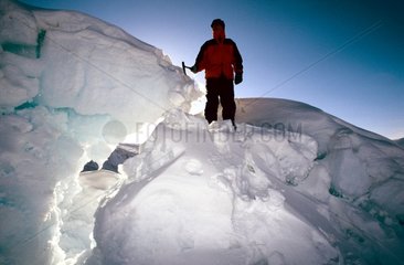 Homme et piolet sur Iceberg Ellesmere Island Canada