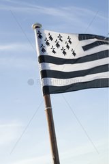Breton Flagge auf Blue Sky Pointe de l'Arcouest Frankreich