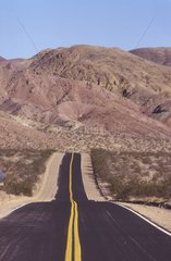 Route rectiligne traversant le désert californien USA