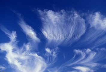 Nuage d'altitudes dans ciel bleu France
