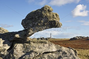 Creac'h Lighthouse auf der Ouessant Island und geformten Felsen