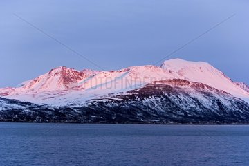 Schneebedeckter KÃ¼stenberg in Twilight Norwegen