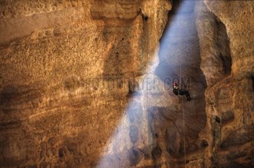 Spelologe in der Höhle von Majlis Al Jinn