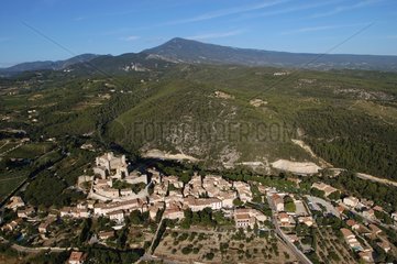 Vue aérienne du château et du village du Barroux
