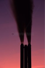 Schornsteine ??einer Verbrennungsanlage bei Sonnenuntergangsrhon-Alpes