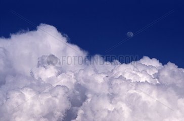 Der Gibbeuse -Mond über einem Cumulus Constus Gers