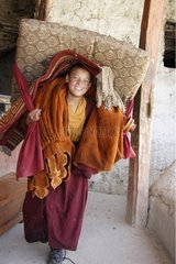 Monk bewegte Teppiche und Kissen für ein Party -Kloster