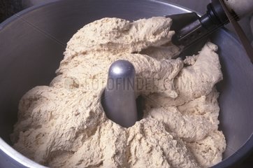 Pétrissage automatique de la pâte à pain sans sel