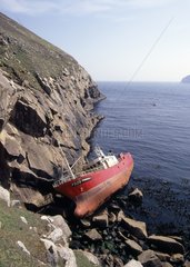 Wrack des Schiffs auf Grund am Ufer von Hirta Island Scotland