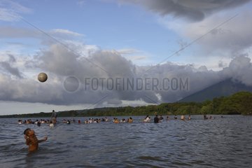 Kinder baden und spielen mit einem Ballsee Nicaragua