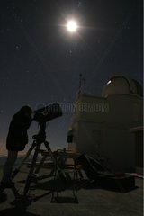 Observateur & télescope près d'une coupole du Pic du Midi