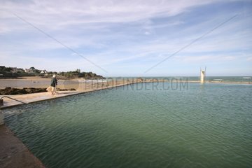 Meerwasser-Schwimm-Pool bei Ebbe Frankreich