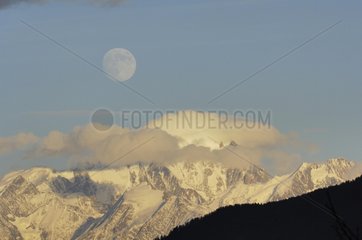 Mond steigt auf dem Mont Blanc Savoie auf