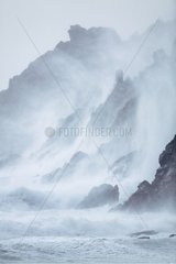 Wellen auf den Riffen in Baie des TrÃ©passÃ©s Brittany brechen