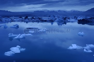 EisblÃ¶cke schweben auf JoekulsÃ¶l  Lake Island Lake Island