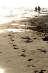 Spuren von Walkers 'Schritt am Sand des Strandes von Sète