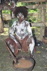 Papou mit einem Make-up  das weißes Ton-Neuguinea enthält