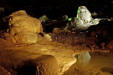 Konkrete Stalagmites dans la grotte d'Sselle Frankreich