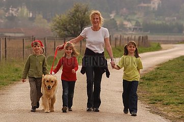 Promenade en famille avec golden retriever
