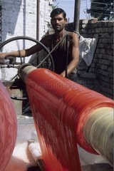 Ouvrier dans une usine textile Inde