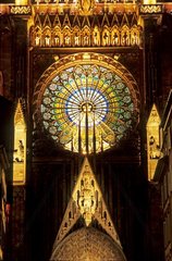 Fassade und Rosette der beleuchteten Strasburg -Kathedrale
