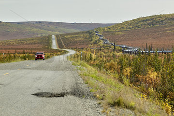 Dalton Highway : from Fairbanks to Prudhoe Bay  The road and the pipeline  Alaska  USA