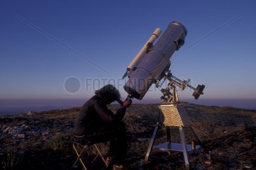 Astronome observant le ciel à l'aide d'un téléscope France
