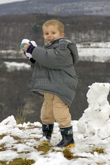 Kind spielt in Haut-Doubs Frankreich Schnee