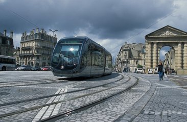 Tramway de Bordeaux sur la place des Victoires