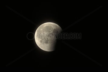 Eclipse totale de Lune pendant la seconde phase partielle