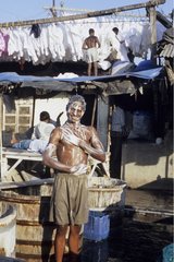 Arbeiter waschen in einer Wäsche in Bombay