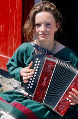 Connemara  jeune fille jouant de l'accordéon