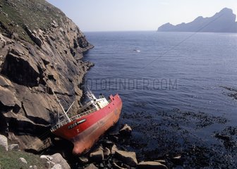 Wrack des Schiffs auf Grund am Ufer von Hirta Island Scotland