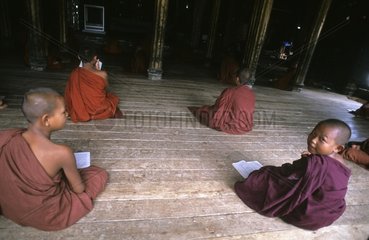 Junge Bhikkhus  der in einem Kloster Burma betet