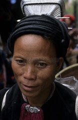 PortrÃ¤t einer Yao -Frau mit einer silbernen Frisur Vietnam