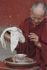 Buddhistischer Mönch während eines rituellen Zanskar -Indiens