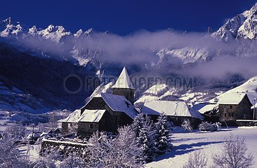 Dorf im Winter im Aspe Pyrénées France Valley