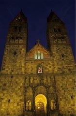 Beleuchtung der Fassade der romanischen Kirche von Sainte-Foy