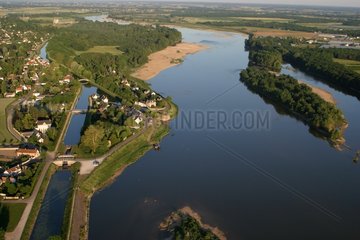 Vue aérienne de la Loire à Combleux en Juin Loiret