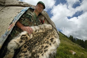 Confiscation d'une peau de Panthère des neiges Kirghiztan
