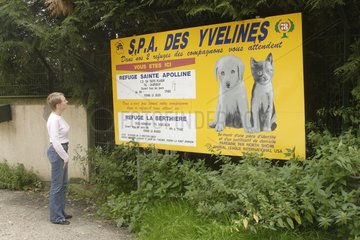 Frau vor der Tafel der ASPCA in Plaisir Frankreich