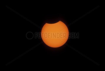 Début d'éclipse totale de Soleil en première phase partielle
